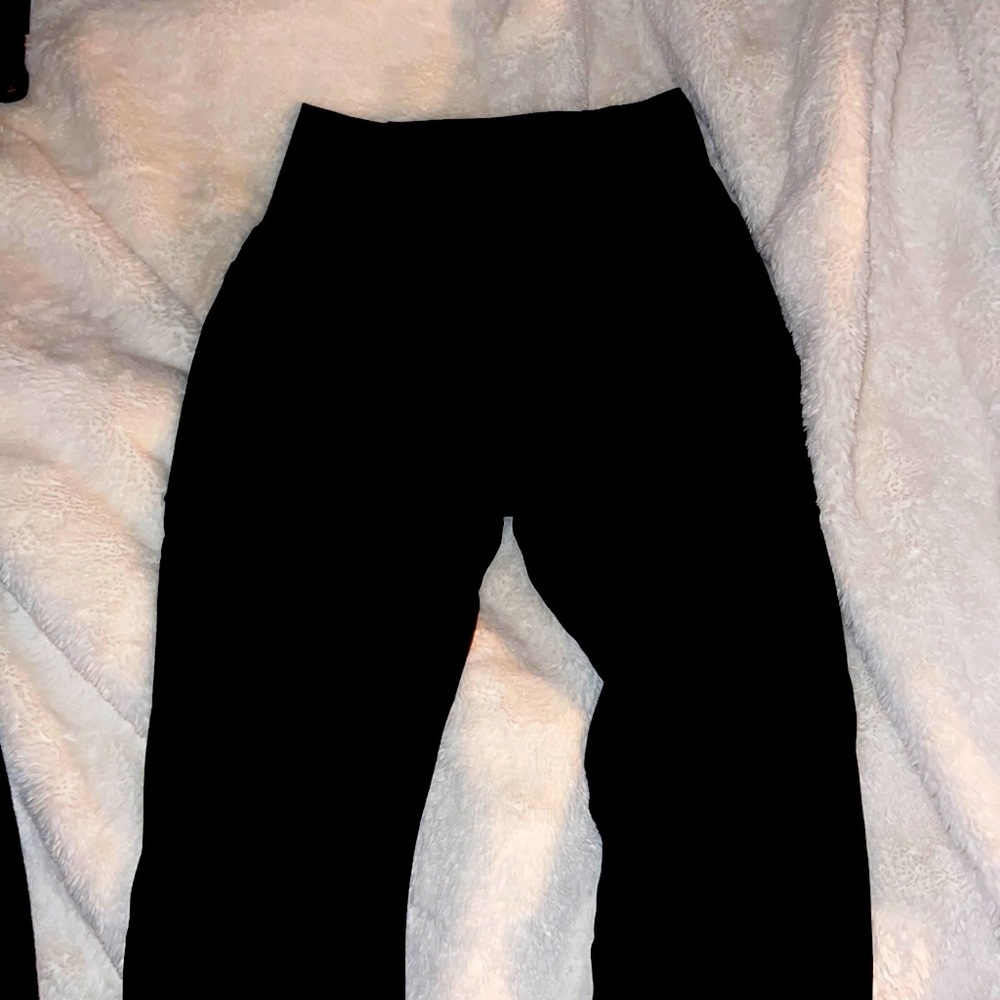I’m selling the black crossover pocket plain leggings by HALARA! (Brand new)